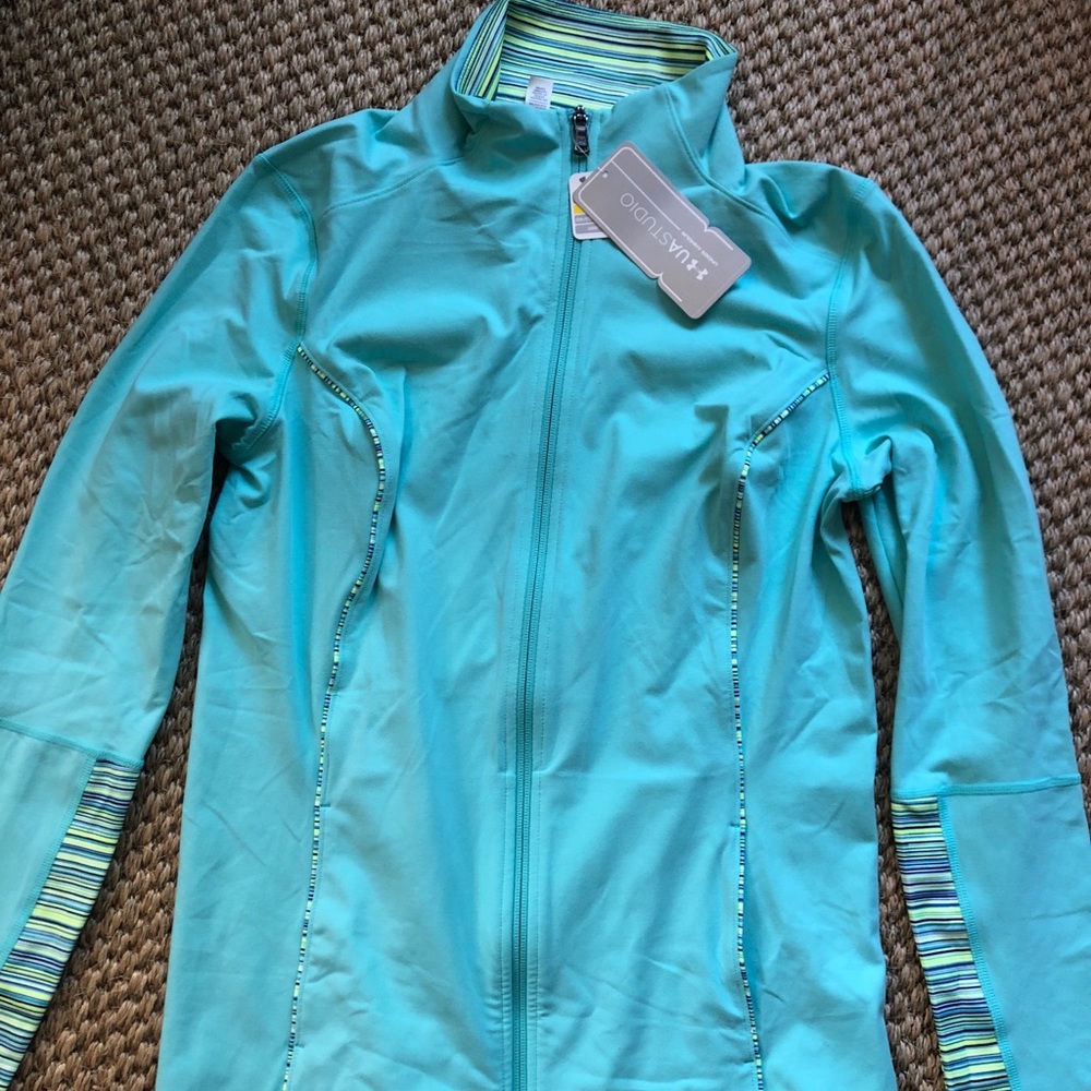 Under Armor Women’s workout sweatshirt NWT!!